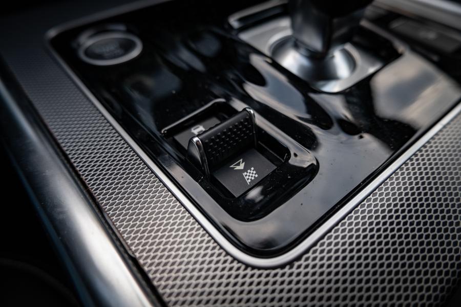 Детали интерьера Jaguar XE P250 SE R-Dynamic 2019 года  (WW) (фото 7 из 17)